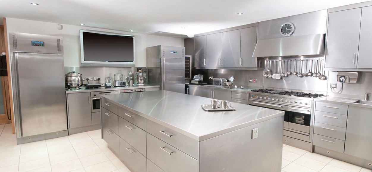 Edifício moderno com fachada em aço inoxidável